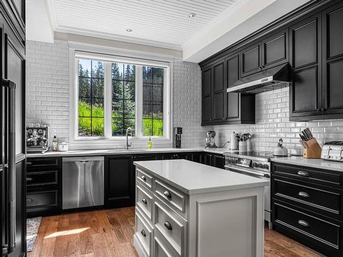 5411 Lookout Ridge Place, Sun Peaks, BC - Indoor Photo Showing Kitchen With Upgraded Kitchen