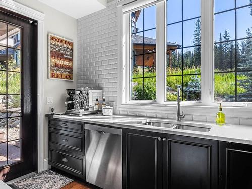 5411 Lookout Ridge Place, Sun Peaks, BC - Indoor Photo Showing Kitchen With Double Sink