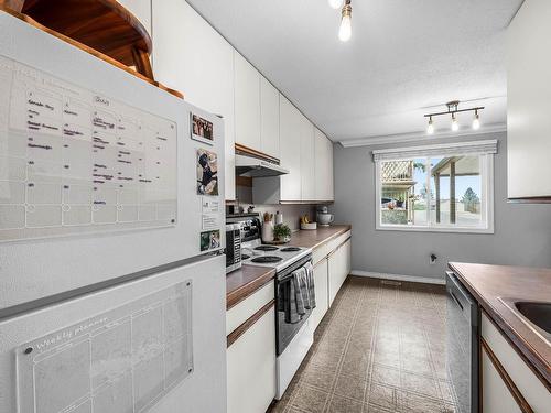 36-1469 Springhill Drive, Kamloops, BC - Indoor Photo Showing Kitchen With Double Sink