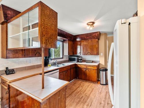 331 Kenora Road, Kamloops, BC - Indoor Photo Showing Kitchen With Double Sink