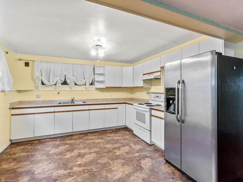 331 Kenora Road, Kamloops, BC - Indoor Photo Showing Kitchen With Double Sink