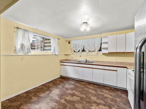 331 Kenora Road, Kamloops, BC - Indoor Photo Showing Kitchen With Double Sink