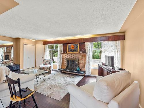 331 Kenora Road, Kamloops, BC - Indoor Photo Showing Living Room With Fireplace