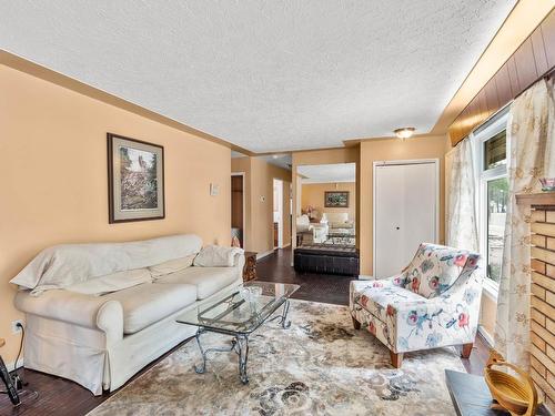 331 Kenora Road, Kamloops, BC - Indoor Photo Showing Living Room