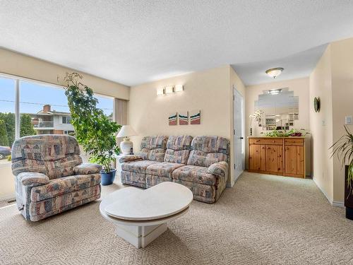 660 Clearwater Ave, Kamloops, BC - Indoor Photo Showing Living Room