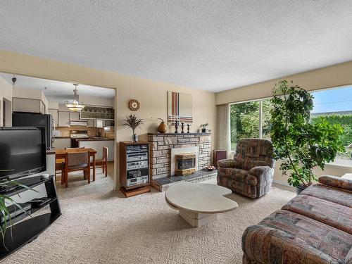 660 Clearwater Ave, Kamloops, BC - Indoor Photo Showing Living Room With Fireplace