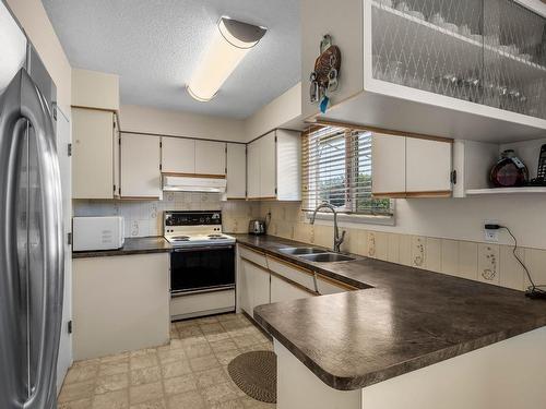 660 Clearwater Ave, Kamloops, BC - Indoor Photo Showing Kitchen With Double Sink