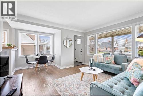 2568 Kildare Road, Windsor, ON - Indoor Photo Showing Living Room