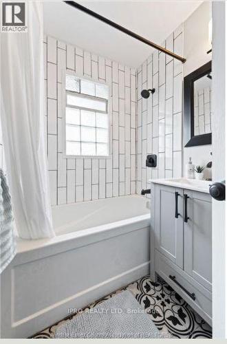 2568 Kildare Road, Windsor, ON - Indoor Photo Showing Bathroom