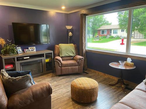 9 3Rd Avenue S, Ethelbert, MB - Indoor Photo Showing Living Room