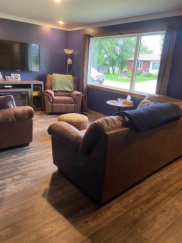 9 3Rd Avenue S, Ethelbert, MB - Indoor Photo Showing Living Room