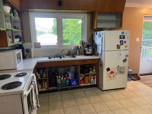 9 3Rd Avenue S, Ethelbert, MB - Indoor Photo Showing Kitchen With Double Sink