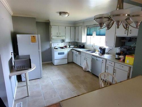 433 Redwood Avenue W, Thunder Bay, ON - Indoor Photo Showing Kitchen With Double Sink