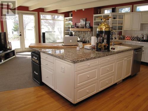 4614 Fuller Road, Kelowna, BC - Indoor Photo Showing Kitchen With Upgraded Kitchen