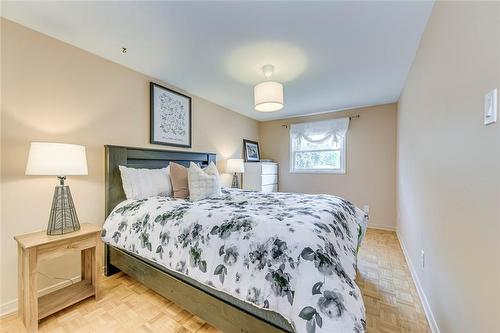 5010 Brady Avenue, Burlington, ON - Indoor Photo Showing Bedroom