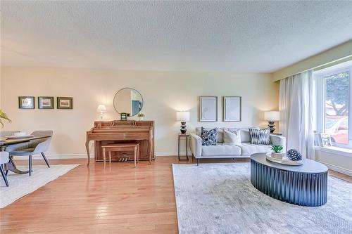 5010 Brady Avenue, Burlington, ON - Indoor Photo Showing Living Room