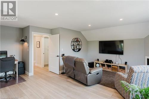 266 Mcnabb Street, Southampton, ON - Indoor Photo Showing Living Room