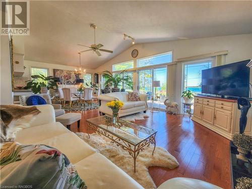 37 Reid'S Pt Rd, South Bruce Peninsula, ON - Indoor Photo Showing Living Room