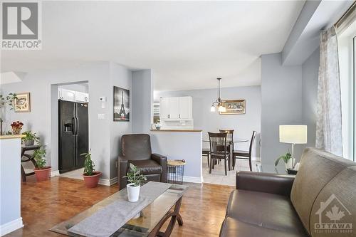 51 Cresthaven Drive, Ottawa, ON - Indoor Photo Showing Living Room