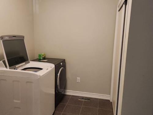 146 Shephard Ave, New Tecumseth, ON - Indoor Photo Showing Laundry Room