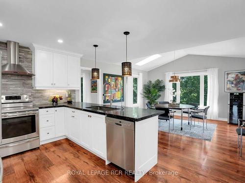 7 Willow Wood Pl, East Gwillimbury, ON - Indoor Photo Showing Kitchen With Upgraded Kitchen