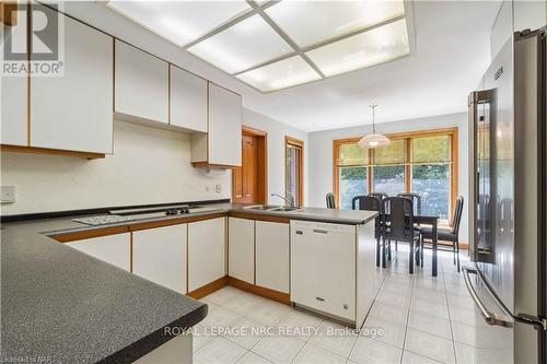 53 Chancery Circle, St. Catharines (442 - Vine/Linwell), ON - Indoor Photo Showing Kitchen With Double Sink