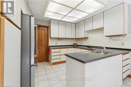 53 Chancery Circle, St. Catharines (442 - Vine/Linwell), ON - Indoor Photo Showing Kitchen With Double Sink