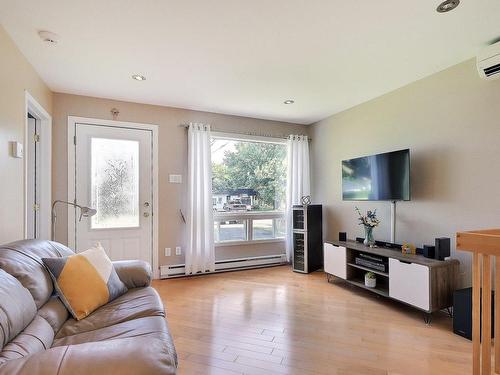 Hall - 43  - 45 Rue Tremblay, Saint-Jean-Sur-Richelieu, QC - Indoor Photo Showing Living Room