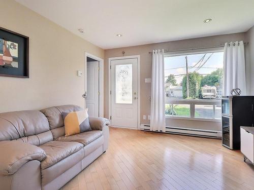 Living room - 43  - 45 Rue Tremblay, Saint-Jean-Sur-Richelieu, QC - Indoor Photo Showing Living Room