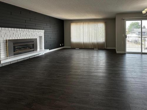 2089 Hampshire Drive, Kamloops, BC - Indoor Photo Showing Living Room With Fireplace