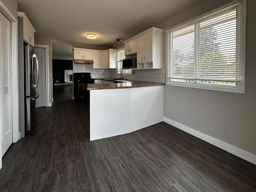 2089 Hampshire Drive, Kamloops, BC - Indoor Photo Showing Kitchen