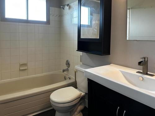 2089 Hampshire Drive, Kamloops, BC - Indoor Photo Showing Bathroom