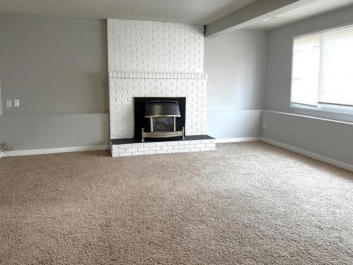 2089 Hampshire Drive, Kamloops, BC - Indoor Photo Showing Living Room With Fireplace