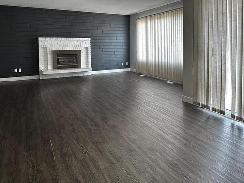 2089 Hampshire Drive, Kamloops, BC - Indoor Photo Showing Living Room With Fireplace