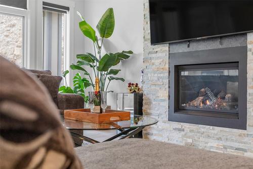 1215 Hume Avenue, Kelowna, BC - Indoor Photo Showing Living Room With Fireplace