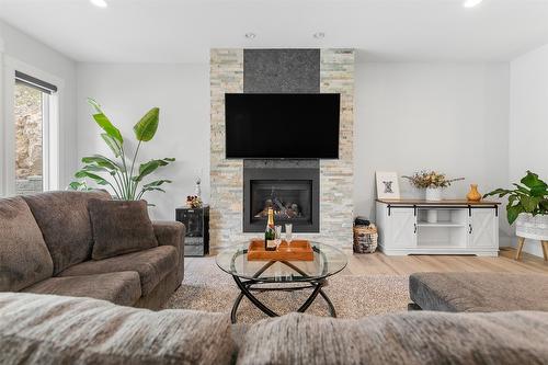 1215 Hume Avenue, Kelowna, BC - Indoor Photo Showing Living Room With Fireplace