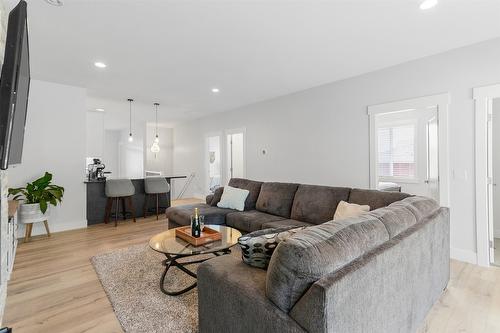 1215 Hume Avenue, Kelowna, BC - Indoor Photo Showing Living Room