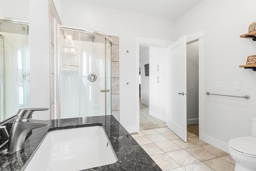 1215 Hume Avenue, Kelowna, BC - Indoor Photo Showing Bathroom