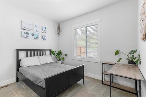 1215 Hume Avenue, Kelowna, BC - Indoor Photo Showing Bedroom