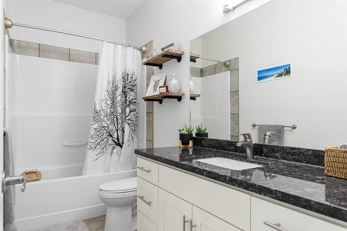 1215 Hume Avenue, Kelowna, BC - Indoor Photo Showing Bathroom