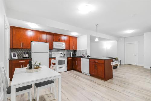 1215 Hume Avenue, Kelowna, BC - Indoor Photo Showing Kitchen