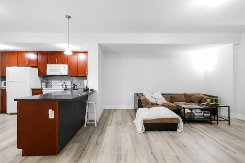 1215 Hume Avenue, Kelowna, BC - Indoor Photo Showing Kitchen