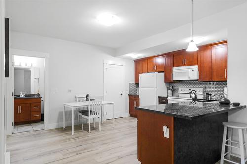 1215 Hume Avenue, Kelowna, BC - Indoor Photo Showing Kitchen