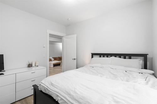 1215 Hume Avenue, Kelowna, BC - Indoor Photo Showing Bedroom