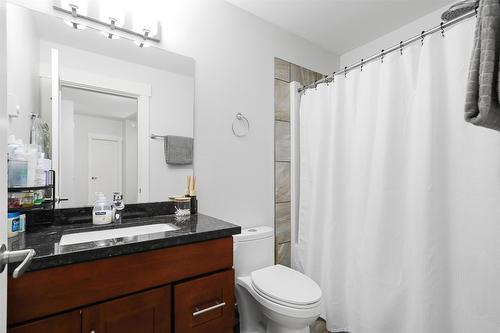 1215 Hume Avenue, Kelowna, BC - Indoor Photo Showing Bathroom