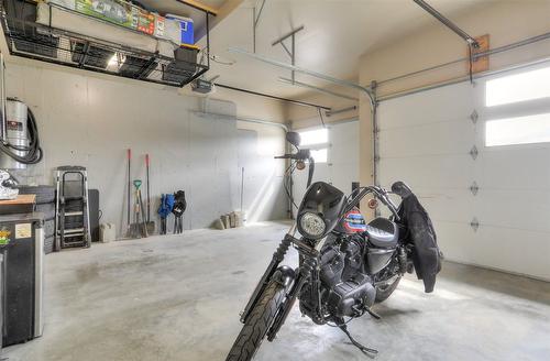 1215 Hume Avenue, Kelowna, BC - Indoor Photo Showing Garage