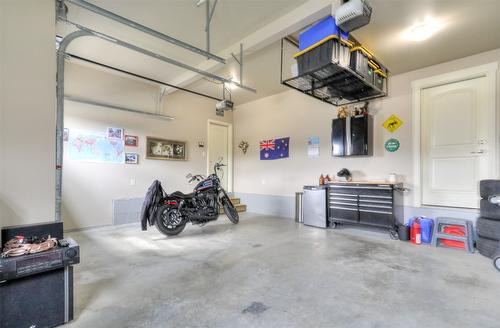 1215 Hume Avenue, Kelowna, BC - Indoor Photo Showing Garage