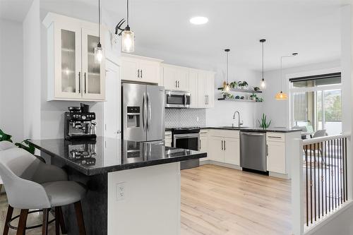 1215 Hume Avenue, Kelowna, BC - Indoor Photo Showing Kitchen With Stainless Steel Kitchen With Upgraded Kitchen