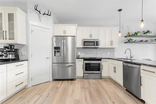 1215 Hume Avenue, Kelowna, BC - Indoor Photo Showing Kitchen With Stainless Steel Kitchen With Upgraded Kitchen