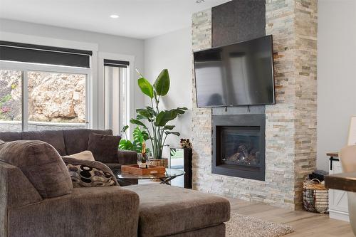 1215 Hume Avenue, Kelowna, BC - Indoor Photo Showing Living Room With Fireplace